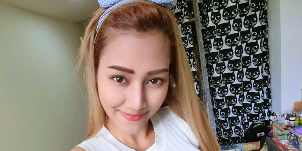 พริตตี้สาวถอดเสื้อถ่ายโชว์