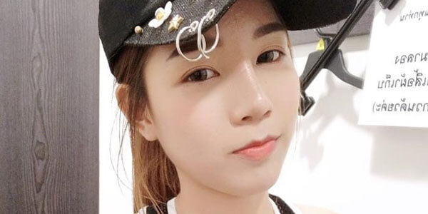สาวน่ารักถ่ายเซลฟี่นมสวย